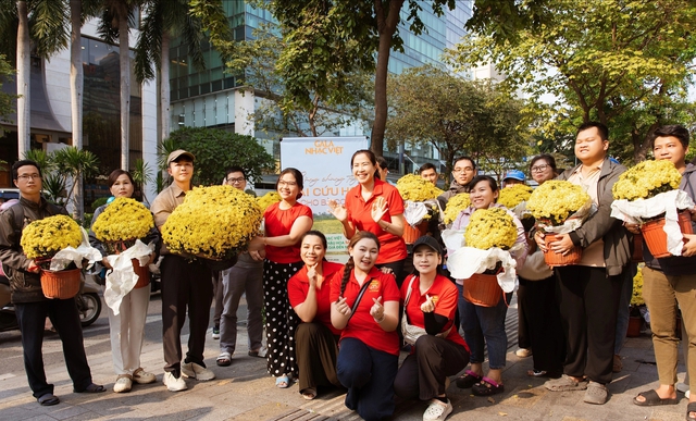 Người dân TP.HCM bất ngờ khi 1.000 chậu hoa tết được tặng miễn phí chiều nay- Ảnh 5. Người dân TP.HCM bất ngờ khi 1.000 chậu hoa tết được tặng miễn phí chiều nay- Ảnh 5.