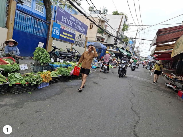 B&agrave;y h&agrave;ng mua b&aacute;n tr&agrave;n lan tr&ecirc;n vỉa h&egrave;, l&ograve;ng đường- Ảnh 1.