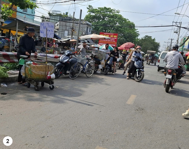 B&agrave;y h&agrave;ng mua b&aacute;n tr&agrave;n lan tr&ecirc;n vỉa h&egrave;, l&ograve;ng đường- Ảnh 2.