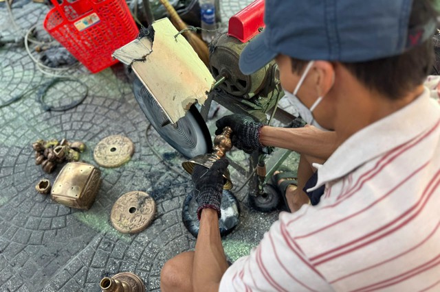 'Đệ tử ch&acirc;n truyền' hơn 20 năm theo nghề đ&aacute;nh b&oacute;ng lư đồng- Ảnh 3.