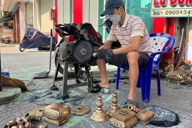 'Đệ tử ch&acirc;n truyền' hơn 20 năm theo nghề đ&aacute;nh b&oacute;ng lư đồng- Ảnh 1.