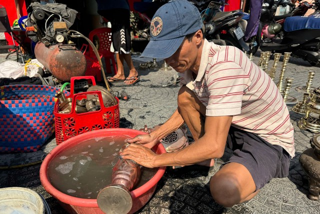 'Đệ tử ch&acirc;n truyền' hơn 20 năm theo nghề đ&aacute;nh b&oacute;ng lư đồng- Ảnh 2.
