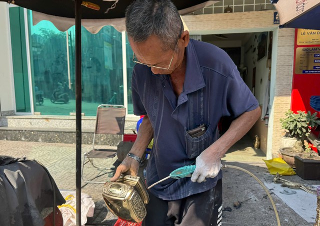 Nghề đ&aacute;nh b&oacute;ng lư đồng ở TP.HCM: 'Ngẩng đầu l&ecirc;n th&igrave; đ&atilde; chiều 30 tết'- Ảnh 5.