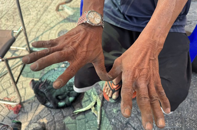 Nghề đ&aacute;nh b&oacute;ng lư đồng ở TP.HCM: 'Ngẩng đầu l&ecirc;n th&igrave; đ&atilde; chiều 30 tết'- Ảnh 4.