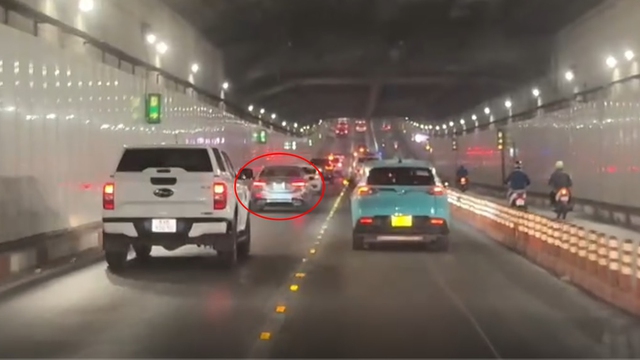 Xe sang Mercedes li&ecirc;n tục nẹt p&ocirc; trong hầm chui, đề nghị phạt nghi&ecirc;m t&agrave;i xế - Ảnh 1.
