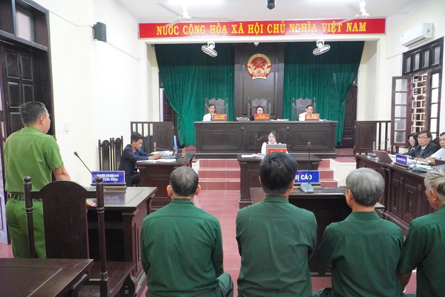 Viện kiểm s&aacute;t đề nghị phạt 6 cựu chiến binh hủy họai rừng từ 6 - 9 th&aacute;ng t&ugrave; - Ảnh 2.