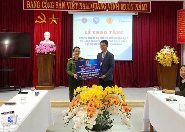 C&ocirc;ng an cửa khẩu T&acirc;n Sơn Nhất hỗ trợ an sinh x&atilde; hội tại Huế dịp tết B&iacute;nh Ngọ 2026 - Ảnh 2.