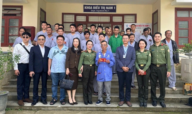 C&ocirc;ng an cửa khẩu T&acirc;n Sơn Nhất hỗ trợ an sinh x&atilde; hội tại Huế dịp tết B&iacute;nh Ngọ 2026 - Ảnh 1.