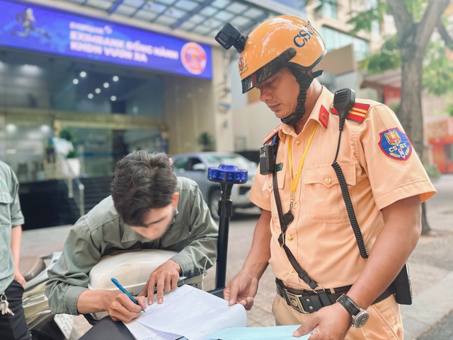 Đỗ xe máy trên vỉa hè TP.HCM: Khi nào không bị CSGT phạt?- Ảnh 3. Đỗ xe máy trên vỉa hè TP.HCM: Khi nào không bị CSGT phạt?- Ảnh 3.