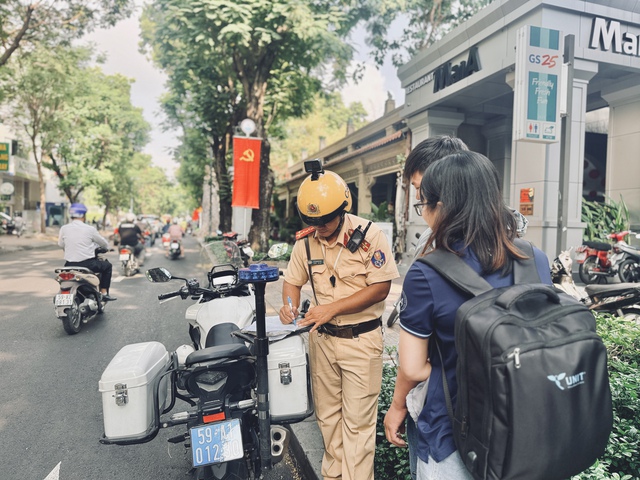 Đỗ xe máy trên vỉa hè TP.HCM: Khi nào không bị CSGT phạt?- Ảnh 2. Đỗ xe máy trên vỉa hè TP.HCM: Khi nào không bị CSGT phạt?- Ảnh 2.
