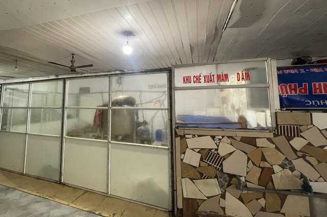 Gi&aacute;m đốc bị khởi tố v&igrave; sản xuất cả ng&agrave;n chai tương ớt giả cho bếp tập thể- Ảnh 2.