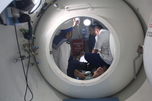 Bệnh xá Song Tử Tây cấp cứu ngư dân Khánh Hòa gặp tai nạn trên biển- Ảnh 2. Bệnh xá Song Tử Tây cấp cứu ngư dân Khánh Hòa gặp tai nạn trên biển- Ảnh 2.