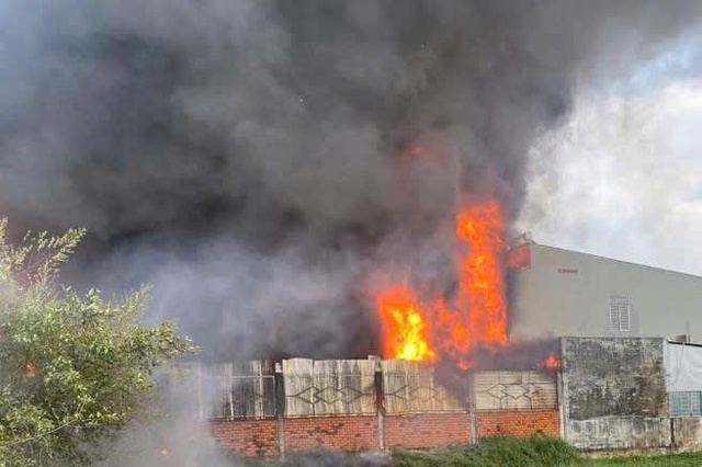 Ch&aacute;y xưởng tại x&atilde; Đ&ocirc;ng Thạnh, ảnh hưởng 8 nh&agrave; d&acirc;n - Ảnh 1.