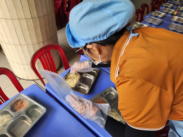 TP.HCM: Nhiều trường tạm dừng ăn b&aacute;n tr&uacute; sau phản &aacute;nh về thực phẩm - Ảnh 3.