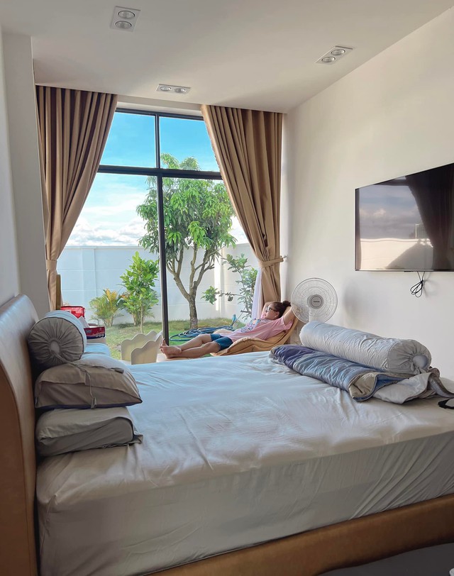 Tiết Cương gh&eacute; thăm biệt thự ngoại &ocirc; của L&ecirc; Giang - Ảnh 6.