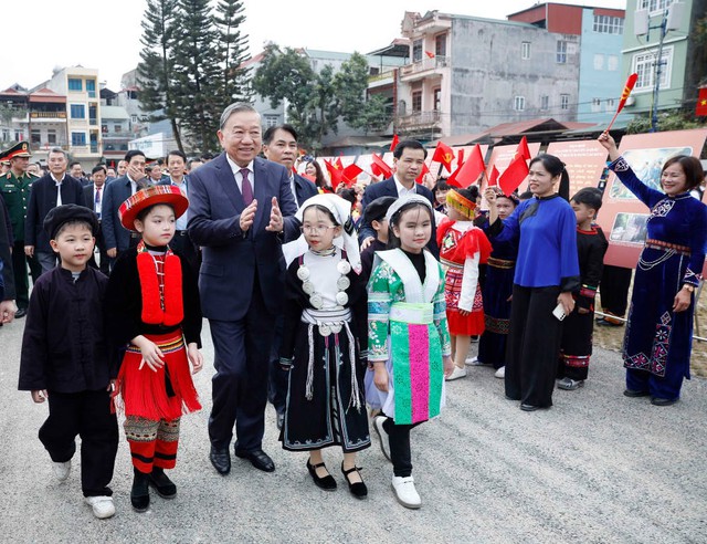 Tổng B&iacute; thư T&ocirc; L&acirc;m gặp gỡ nh&acirc;n d&acirc;n c&aacute;c d&acirc;n tộc tỉnh Cao Bằng 2026 - Ảnh 1.