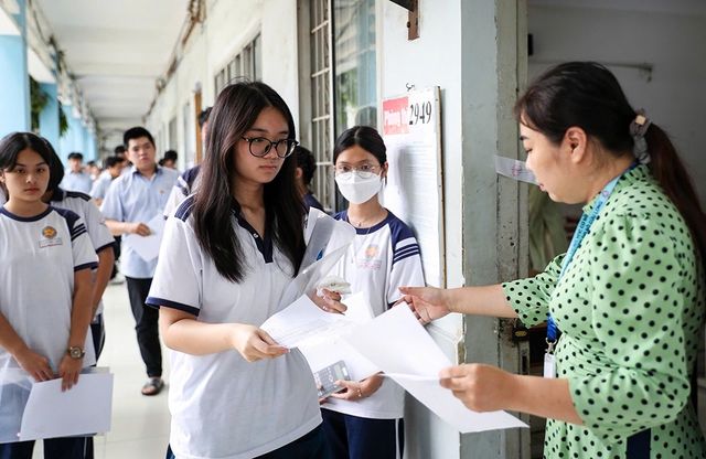 Một c&aacute;ch đối s&aacute;nh mới điểm thi tốt nghiệp THPT  - Ảnh 1.