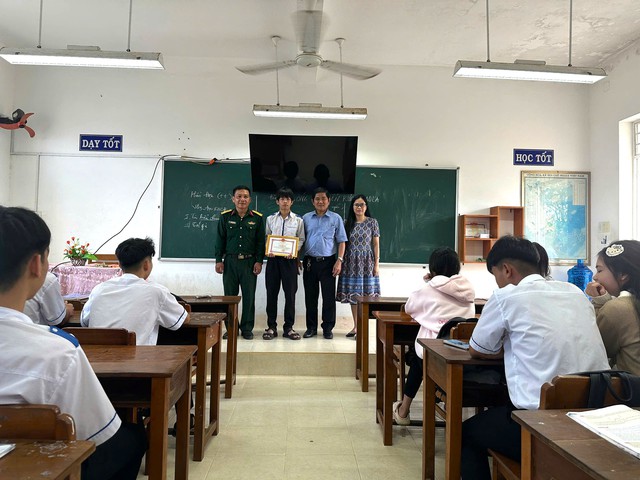 Vụ máy bay rơi ở Đắk Lắk: Biểu dương học sinh hỗ trợ phi công- Ảnh 1. Vụ máy bay rơi ở Đắk Lắk: Biểu dương học sinh hỗ trợ phi công- Ảnh 1.