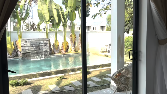 Tiết Cương gh&eacute; thăm biệt thự ngoại &ocirc; của L&ecirc; Giang - Ảnh 5.