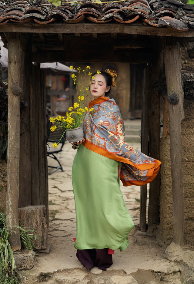 Cảm nhận vẻ đẹp áo dài khăn lụa trong mùa xuân 2026 - Ảnh 1.