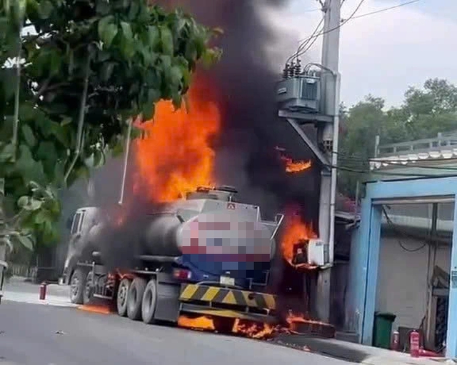 TP.HCM: Cháy xe bồn lan qua nhà máy ở xã Nhà Bè, lửa cao ngùn ngụt- Ảnh 2. TP.HCM: Cháy xe bồn lan qua nhà máy ở xã Nhà Bè, lửa cao ngùn ngụt- Ảnh 2.