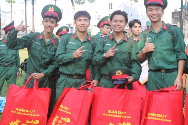 TP.HCM tiễn 1.249 qu&acirc;n nh&acirc;n xuất ngũ, mỗi chiến sĩ nhận hơn 35 triệu đồng hỗ trợ- Ảnh 4.