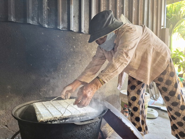 Giữ hương tết xưa: Bánh 'bảy lửa' đậm vị tết quê- Ảnh 4. Giữ hương tết xưa: Bánh 'bảy lửa' đậm vị tết quê- Ảnh 4.