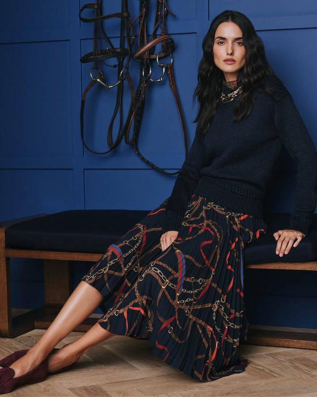 Chân váy cổ điển, điểm chạm của quá khứ và tương lai - Ảnh 1.