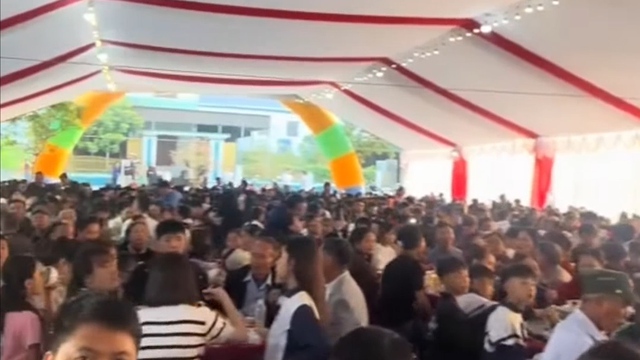 Nh&agrave; Đ&igrave;nh Bắc mở cỗ vui như hội, 'Vua ph&aacute; lưới ch&acirc;u &Aacute;' k&yacute; tặng mỏi tay - Ảnh 3.