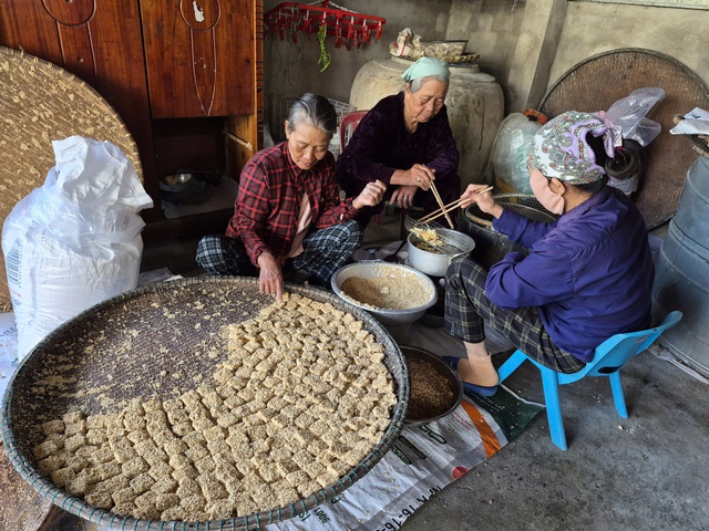 Giữ hương tết xưa: Bánh 'bảy lửa' đậm vị tết quê- Ảnh 1. Giữ hương tết xưa: Bánh 'bảy lửa' đậm vị tết quê- Ảnh 1.