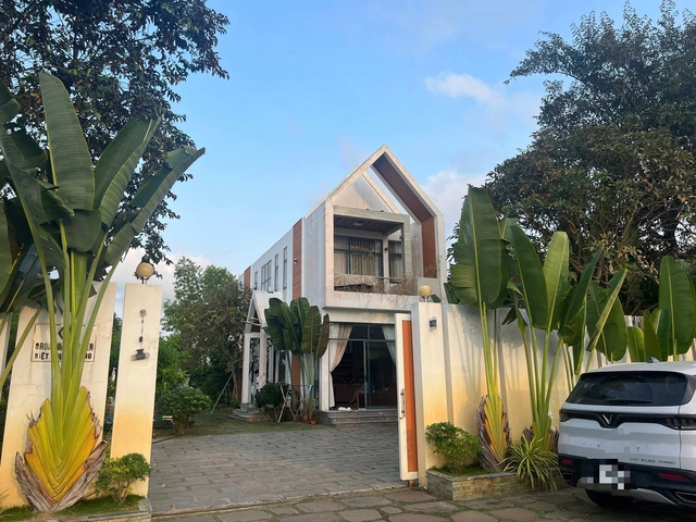 Tiết Cương gh&eacute; thăm biệt thự ngoại &ocirc; của L&ecirc; Giang - Ảnh 2.