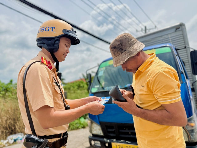 CSGT TP.HCM phạt gần 2.100 xe kh&aacute;ch, xe chở h&agrave;ng sau 10 ng&agrave;y: Lỗi n&agrave;o nhiều nhất? - Ảnh 2.
