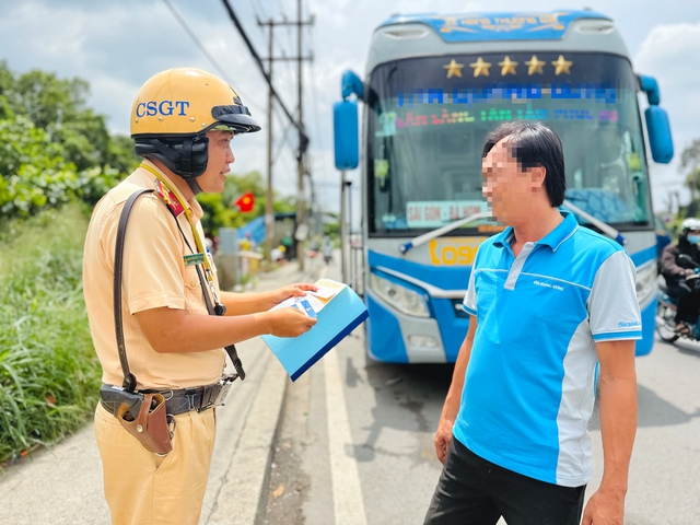 CSGT TP.HCM phạt gần 2.100 xe kh&aacute;ch, xe chở h&agrave;ng sau 10 ng&agrave;y: Lỗi n&agrave;o nhiều nhất? - Ảnh 1.