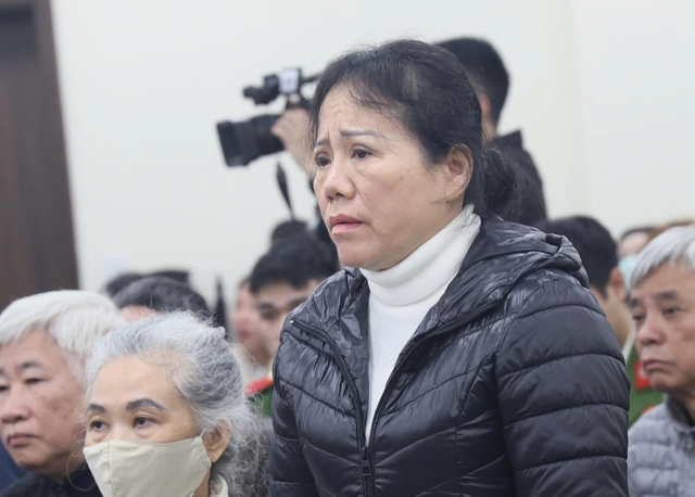 Cựu giám đốc bệnh viện nói chỉ nhận quà, tòa hỏi 'quà gì mà hơn 1 tỉ' - Ảnh 1. Cựu giám đốc bệnh viện nói chỉ nhận quà, tòa hỏi 'quà gì mà hơn 1 tỉ' - Ảnh 1.