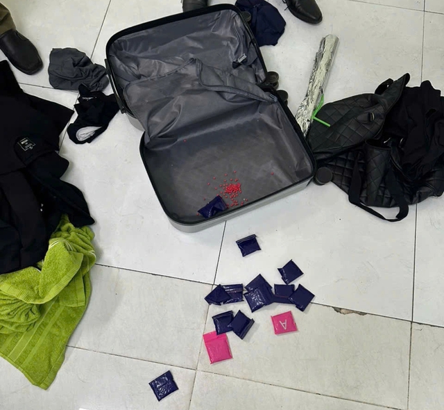 C&ocirc;ng an TP.HCM bắt 2 nghi phạm t&agrave;ng trữ ma t&uacute;y số lượng lớn- Ảnh 2.