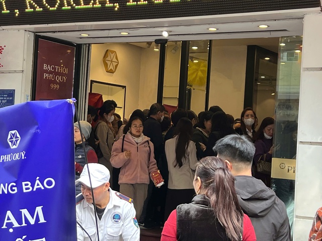 Bất chấp vàng, bạc tăng sốc, người dân ùn ùn đổ đi mua- Ảnh 4.