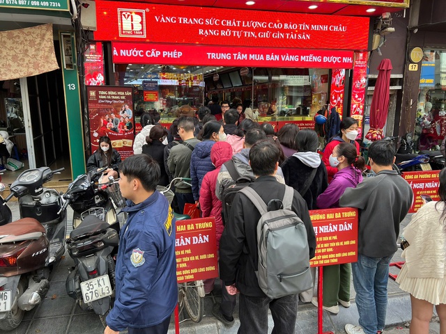 Bất chấp vàng, bạc tăng sốc, người dân ùn ùn đổ đi mua- Ảnh 1.