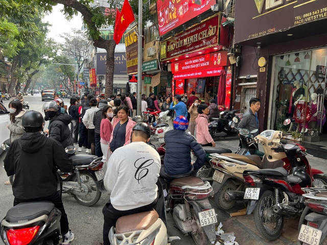 Bất chấp vàng, bạc tăng sốc, người dân ùn ùn đổ đi mua- Ảnh 3.