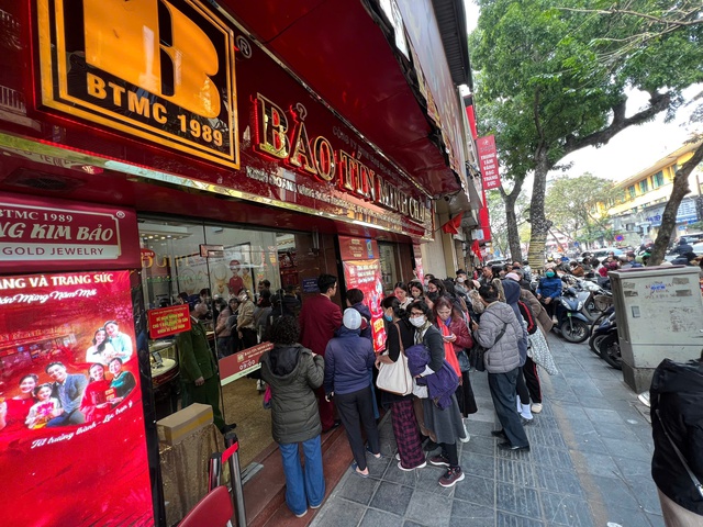 Bất chấp vàng, bạc tăng sốc, người dân ùn ùn đổ đi mua- Ảnh 2.
