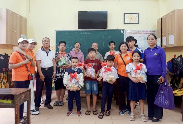 C&ocirc; gi&aacute;o l&agrave;ng biển m&ecirc; l&agrave;m việc thiện- Ảnh 3.