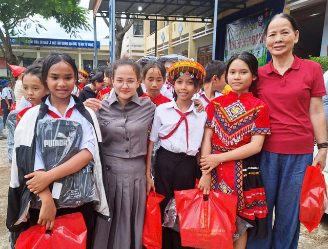 C&ocirc; gi&aacute;o l&agrave;ng biển m&ecirc; l&agrave;m việc thiện- Ảnh 4.