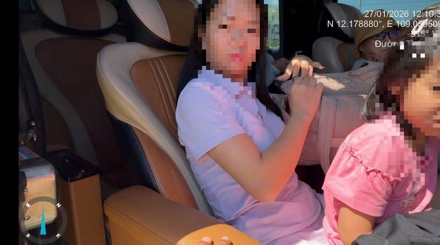 Kh&aacute;ch kh&ocirc;ng thắt d&acirc;y an to&agrave;n, v&igrave; sao t&agrave;i xế cũng bị CSGT phạt? - Ảnh 1.