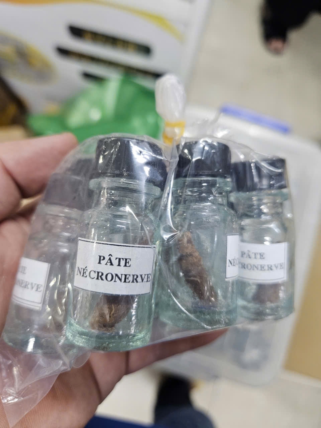 C&ocirc;ng an TP.HCM triệt ph&aacute; đường d&acirc;y sản xuất, b&aacute;n thạch t&iacute;n d&ugrave;ng trong nha khoa- Ảnh 2.