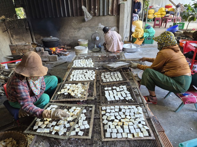 Giữ hương tết xưa: Bánh 'bảy lửa' đậm vị tết quê- Ảnh 2. Giữ hương tết xưa: Bánh 'bảy lửa' đậm vị tết quê- Ảnh 2.