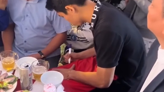 Nh&agrave; Đ&igrave;nh Bắc mở cỗ vui như hội, 'Vua ph&aacute; lưới ch&acirc;u &Aacute;' k&yacute; tặng mỏi tay - Ảnh 7.