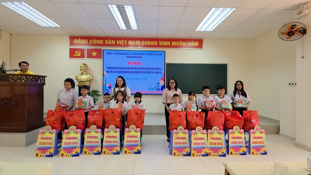 Trao qu&agrave; tết cho 83 trẻ mồ c&ocirc;i do Covid-19- Ảnh 1.