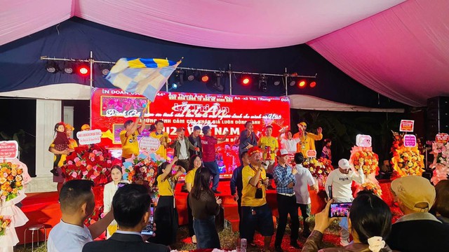 Nh&agrave; Đ&igrave;nh Bắc mở cỗ vui như hội, 'Vua ph&aacute; lưới ch&acirc;u &Aacute;' k&yacute; tặng mỏi tay - Ảnh 4.