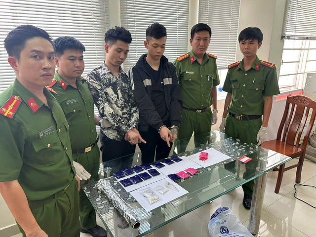 C&ocirc;ng an TP.HCM bắt 2 nghi phạm t&agrave;ng trữ ma t&uacute;y số lượng lớn- Ảnh 1.