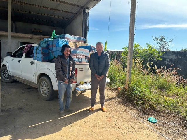 Bắt quả tang 2 người d&ugrave;ng &ocirc; t&ocirc; b&aacute;n tải vận chuyển hơn 2 tấn ph&aacute;o lậu- Ảnh 2.