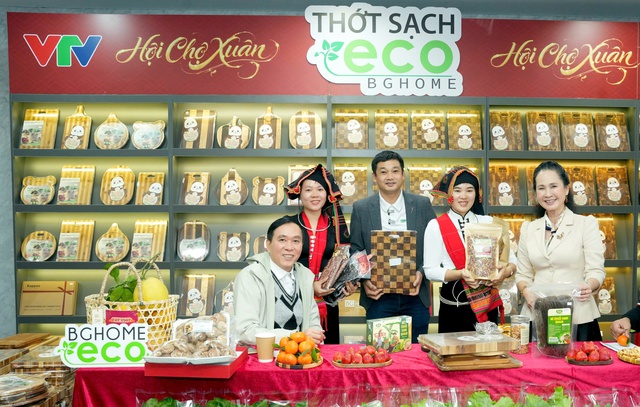 Vợ chồng NSND Lan Hương quảng b&aacute; n&ocirc;ng sản Việt- Ảnh 1.